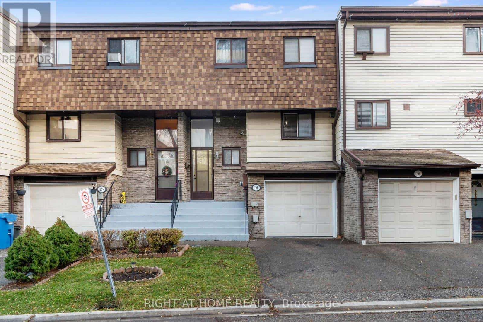 154 - 180 MISSISSAUGA VALLEY BOULEVARD — Mississauga (Cooksville), Ontario - Photo 2 of 29