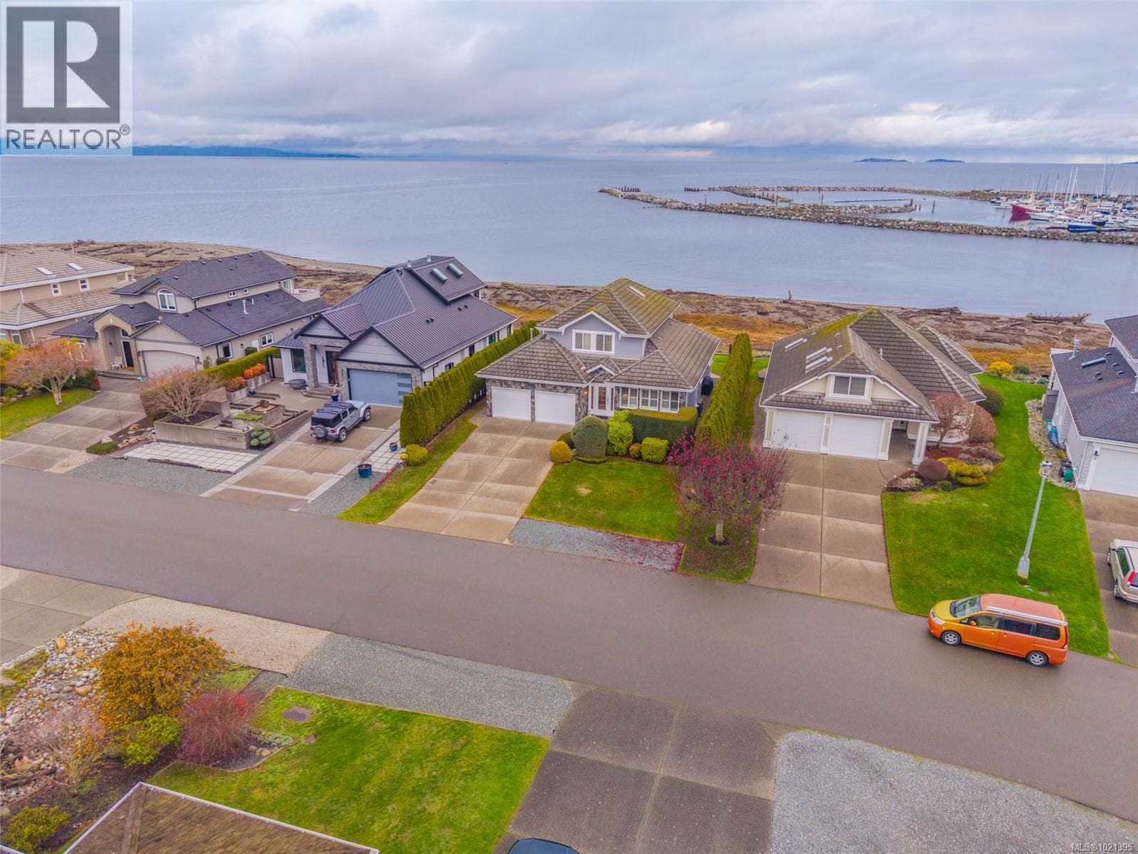 1765 Admiral Tryon Blvd — French Creek, British Columbia - Main photo