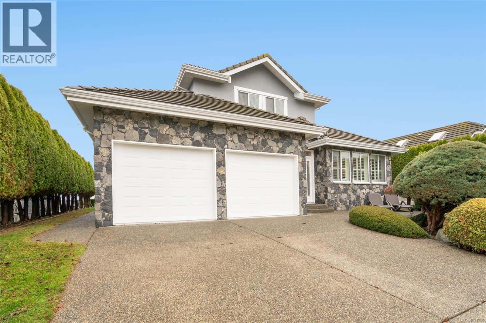 1765 Admiral Tryon Blvd — French Creek, British Columbia - Photo 2 of 85