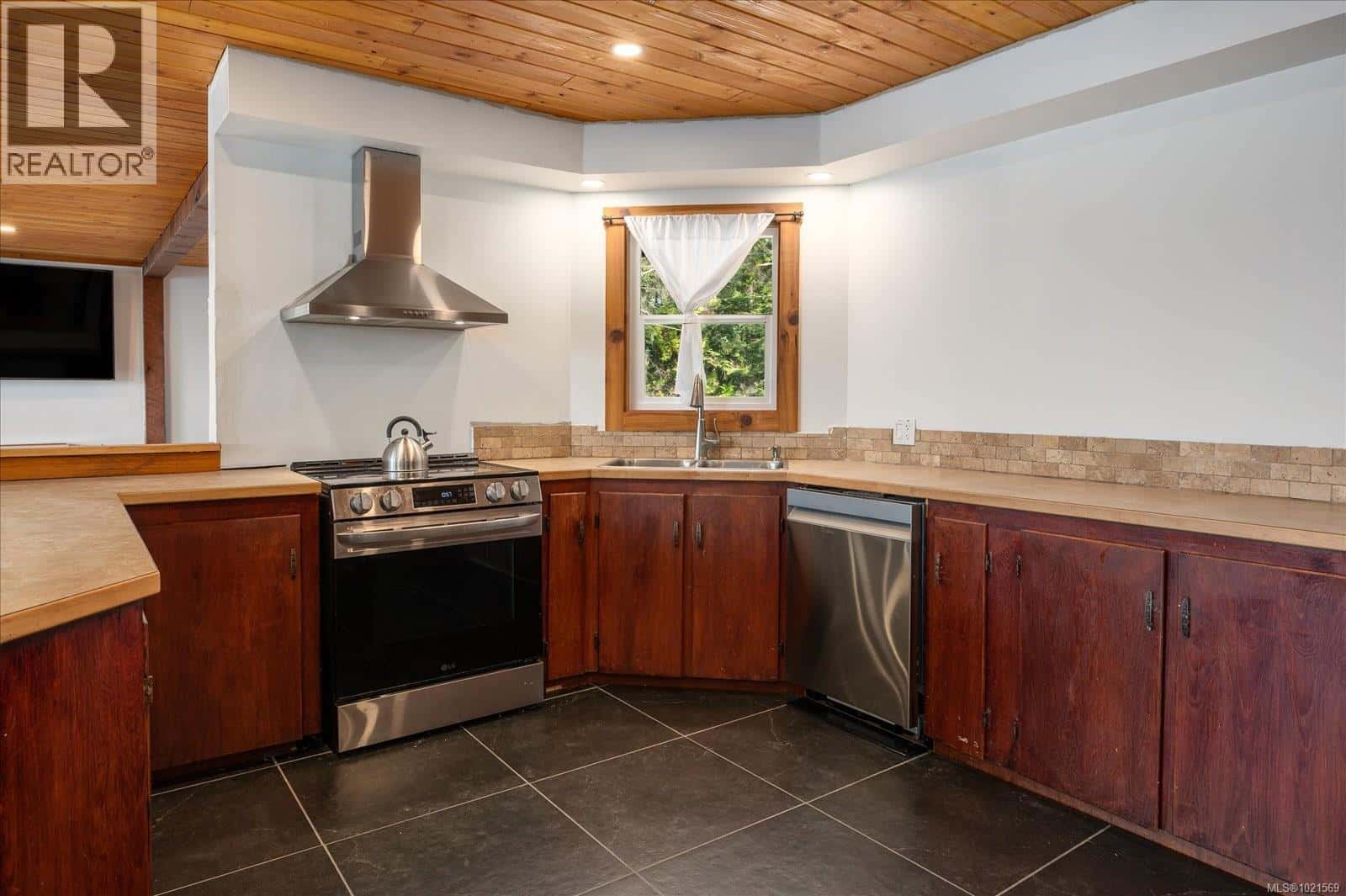 1306 Harrison Way — Gabriola Island, British Columbia - Photo 5 of 40