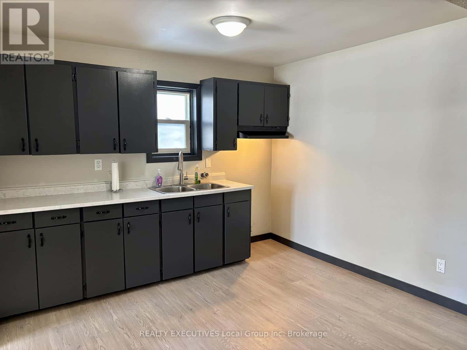 589 DOUGLAS STREET — North Bay (Central), Ontario - Photo 2 of 26