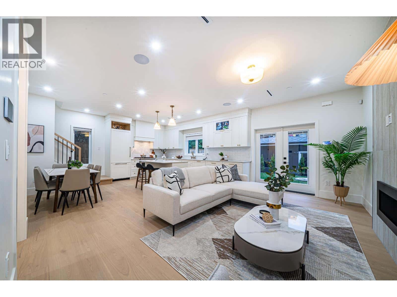 3462 WELWYN STREET — Vancouver, British Columbia - Photo 3 of 33