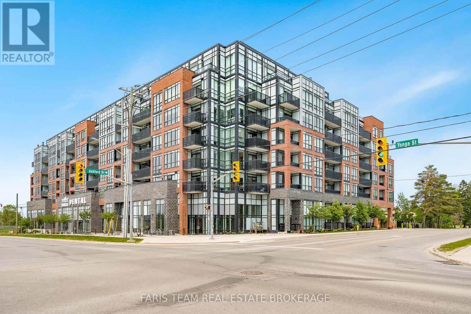 311 - 681 YONGE STREET — Barrie (Painswick South), Ontario - Photo 2 of 32