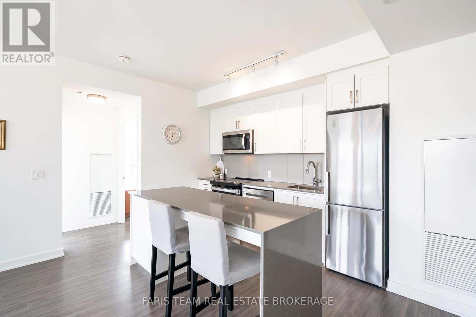 311 - 681 YONGE STREET — Barrie (Painswick South), Ontario - Photo 4 of 32