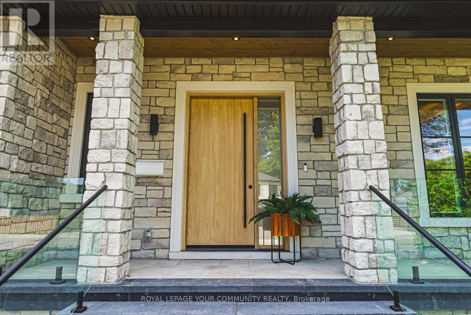 202 QUEEN STREET W — Mississauga (Port Credit), Ontario - Photo 2 of 50