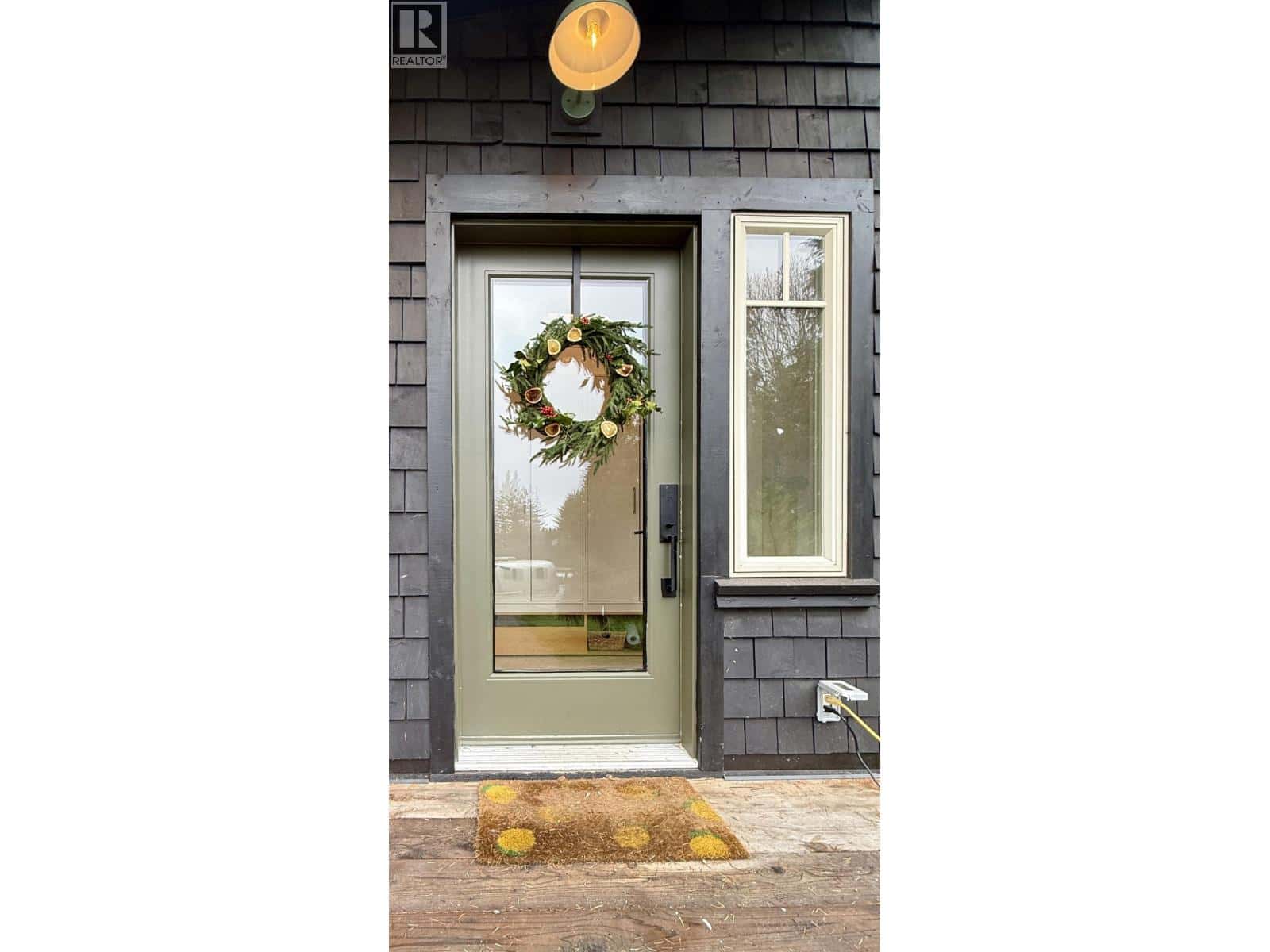 962 CEMETERY ROAD — Gibsons, British Columbia - Photo 3 of 36