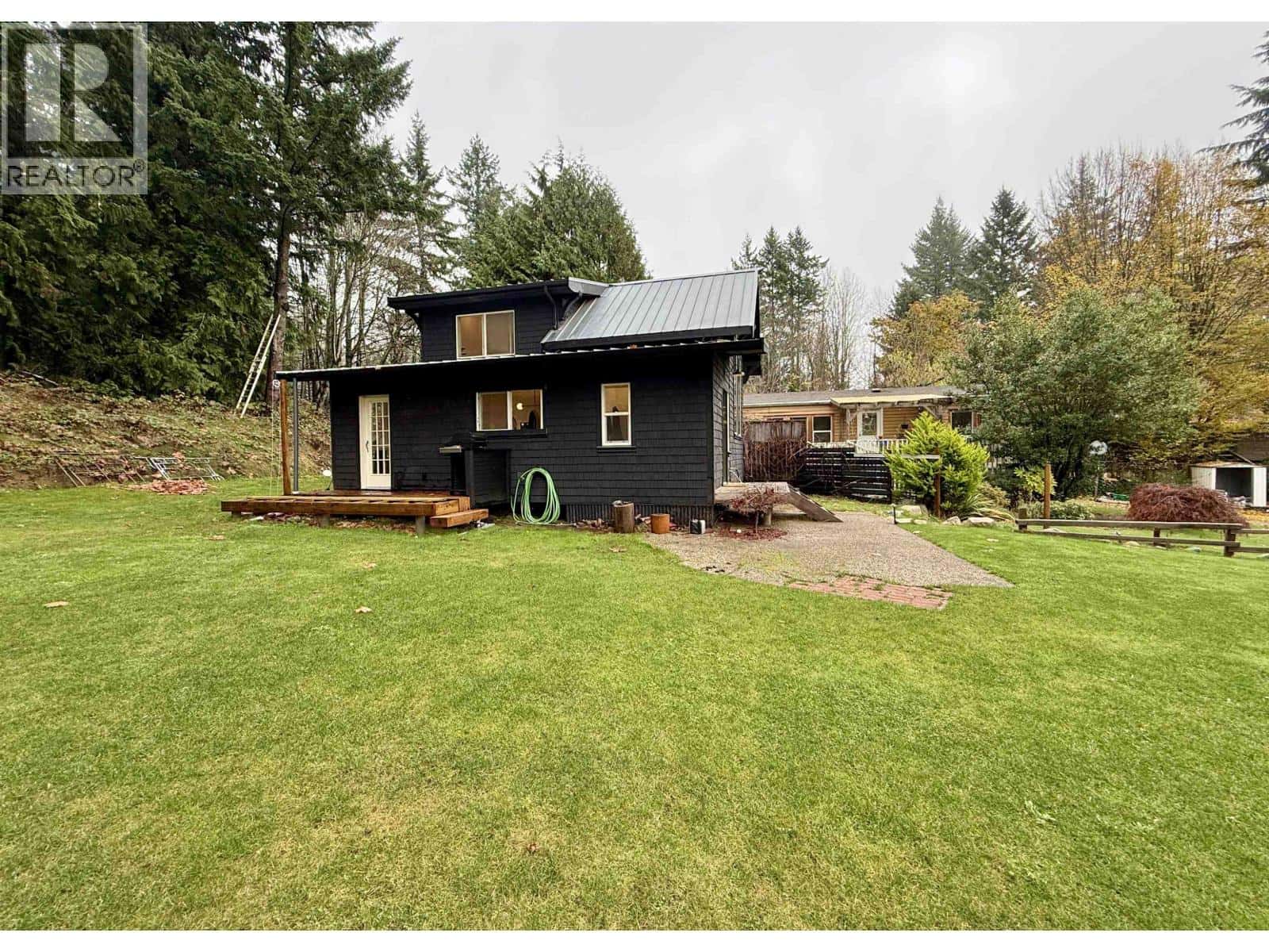 962 CEMETERY ROAD — Gibsons, British Columbia - Photo 2 of 36