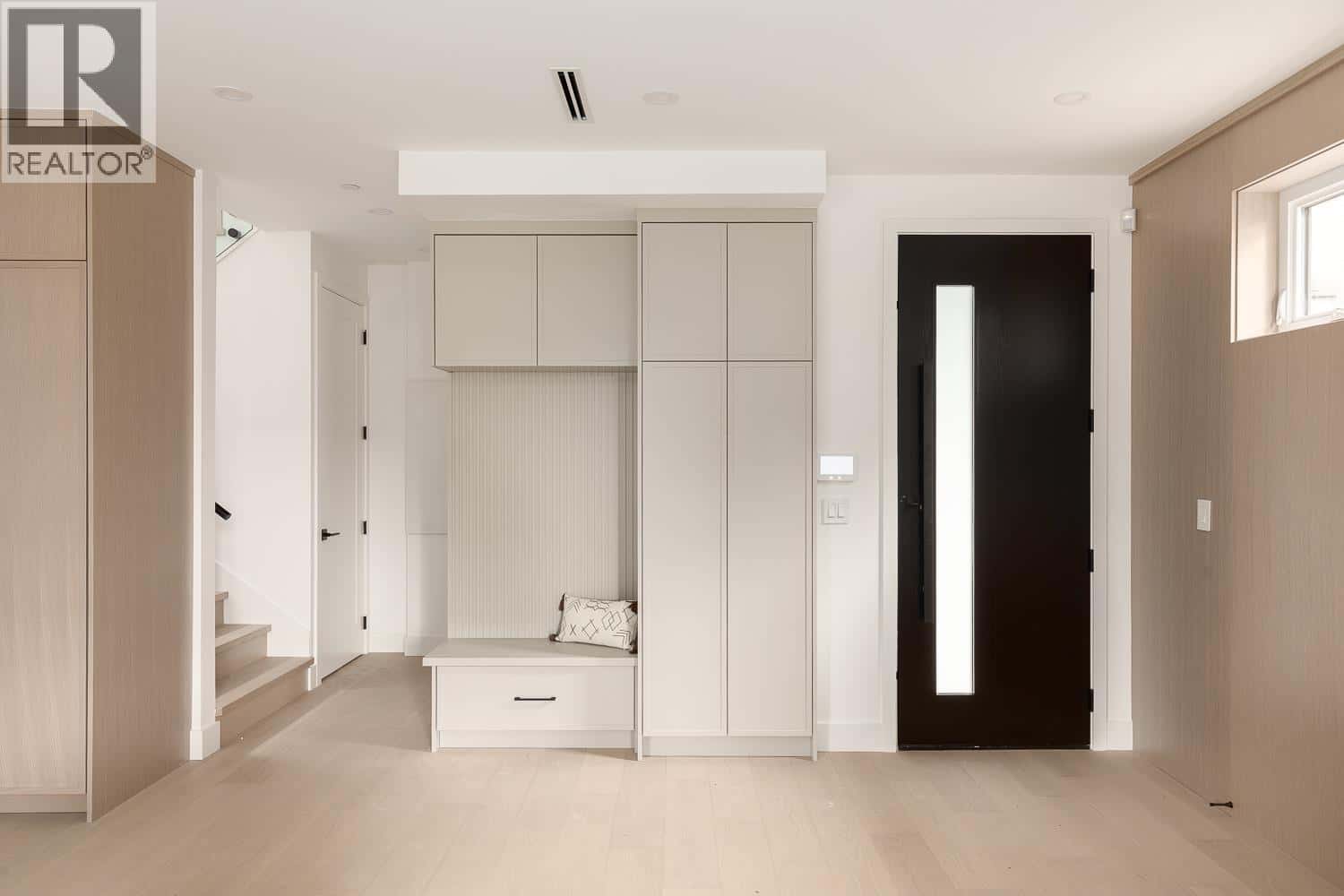 2 475 W 20TH AVENUE — Vancouver, British Columbia - Photo 2 of 25