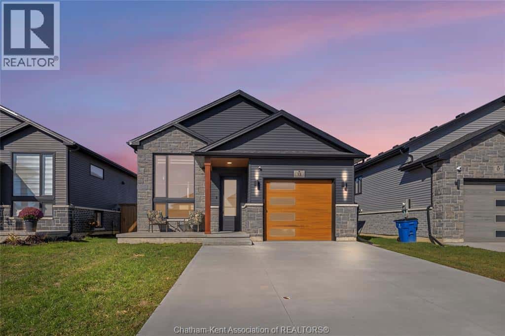 13 BAFFIN WAY — Chatham, Ontario - Photo 2 of 43