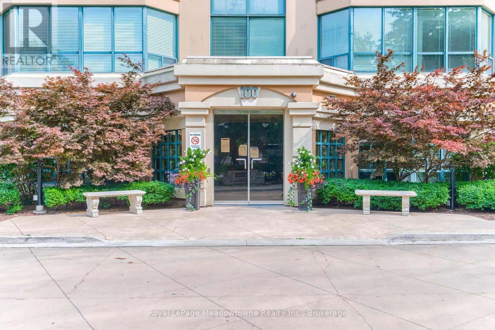 1003 - 100 MILLSIDE DRIVE — Milton (OM Old Milton), Ontario - Photo 2 of 47