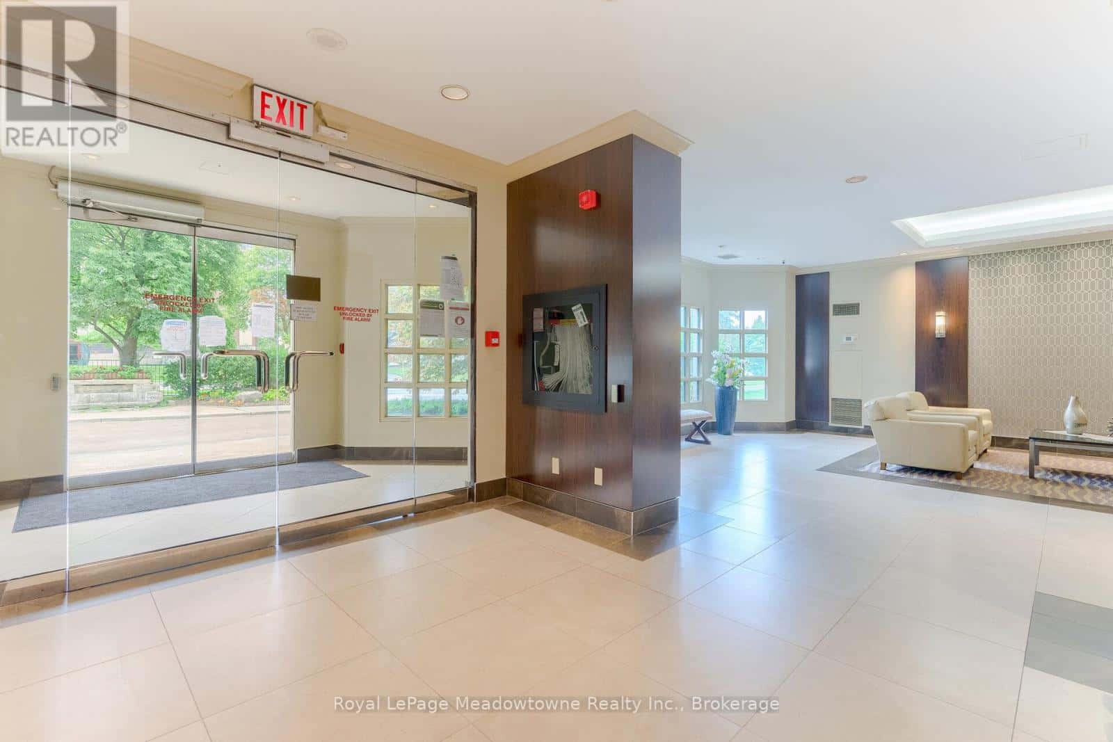 1003 - 100 MILLSIDE DRIVE — Milton (OM Old Milton), Ontario - Photo 3 of 47