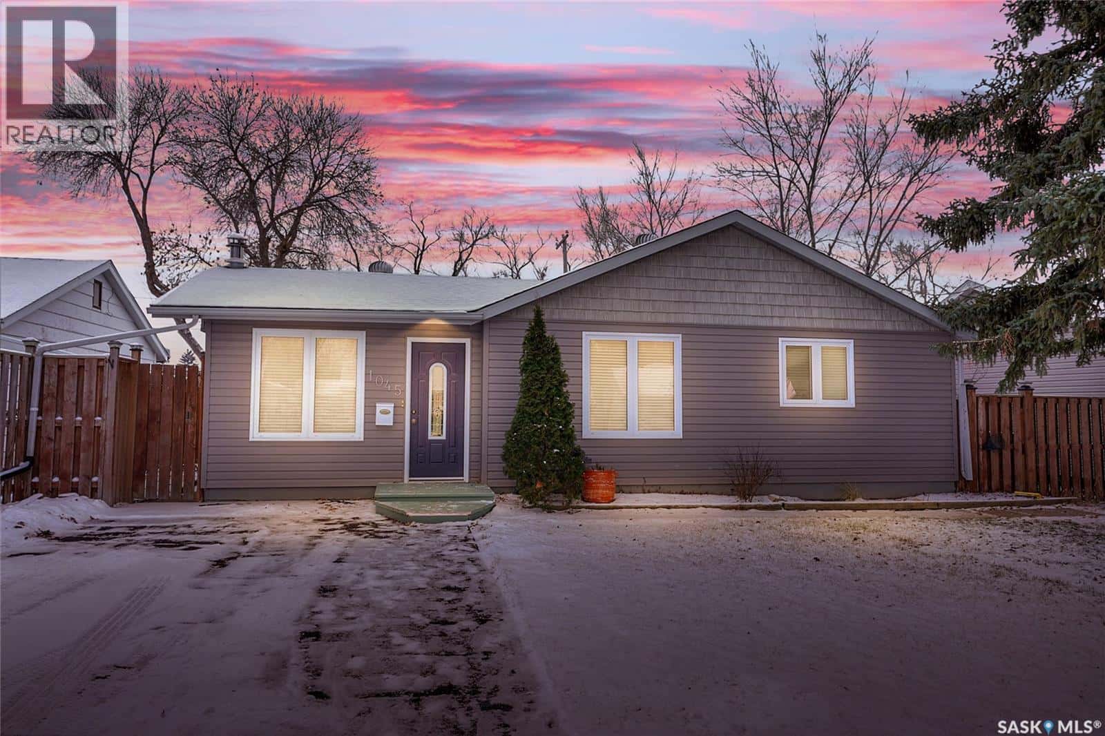 1045 Brown STREET — Moose Jaw, Saskatchewan - Photo 3 of 39