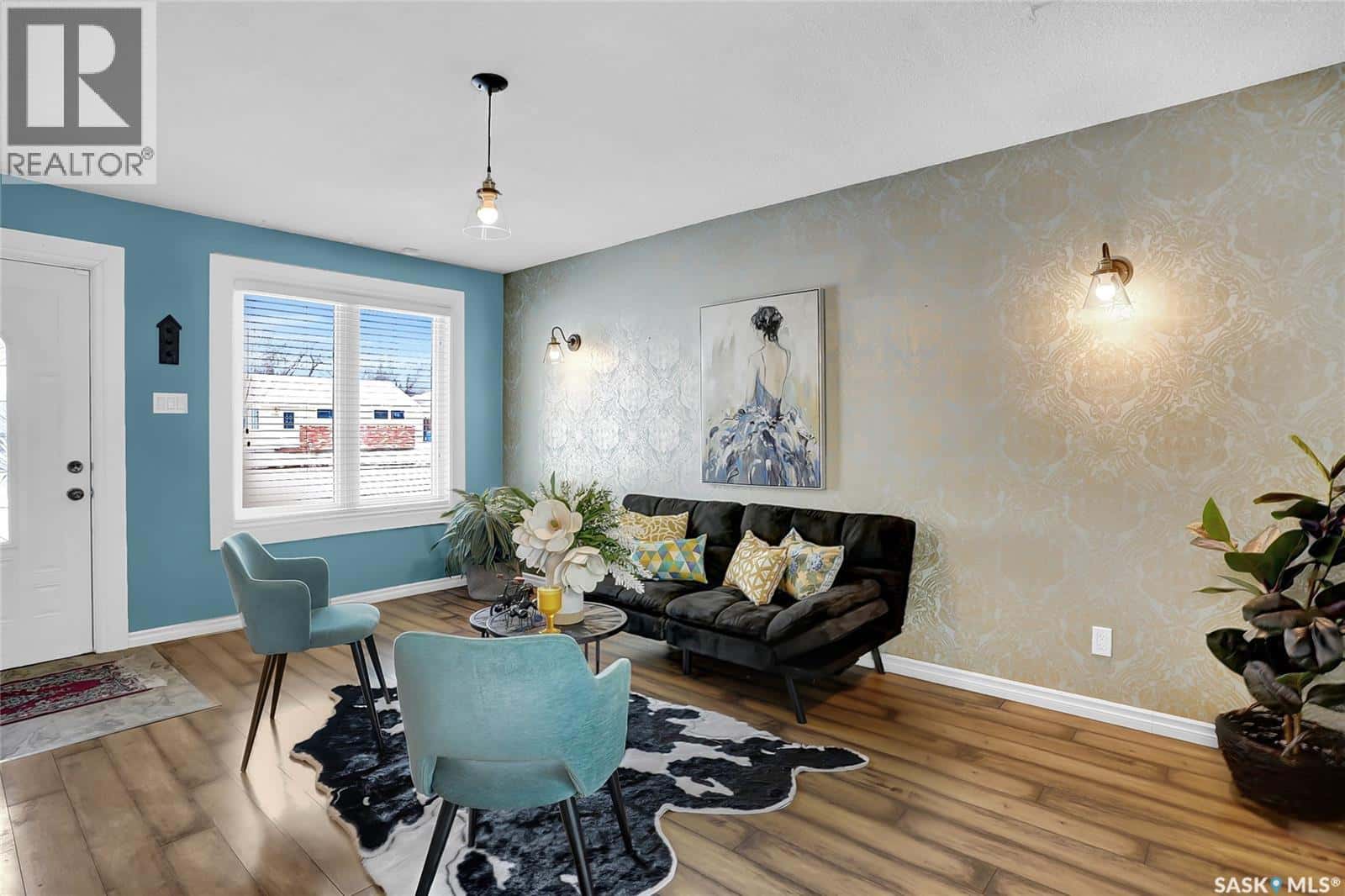 1045 Brown STREET — Moose Jaw, Saskatchewan - Photo 4 of 39