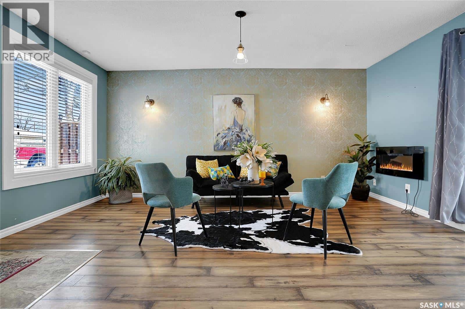 1045 Brown STREET — Moose Jaw, Saskatchewan - Photo 5 of 39