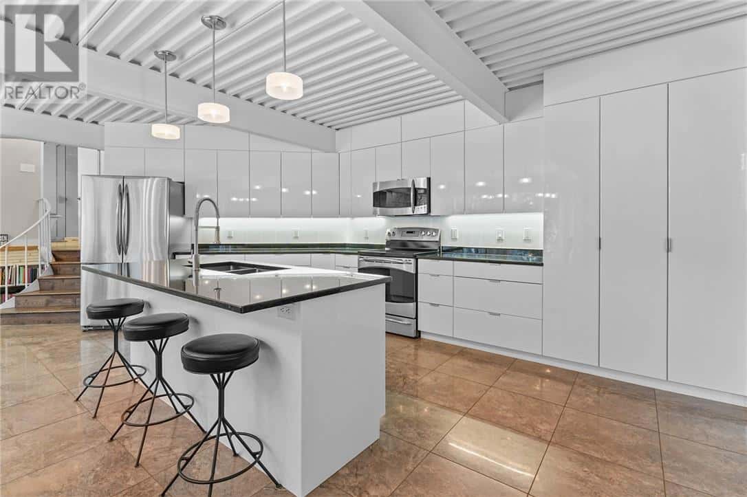 40 Lakeview Drive — Sudbury, Ontario - Photo 2 of 50