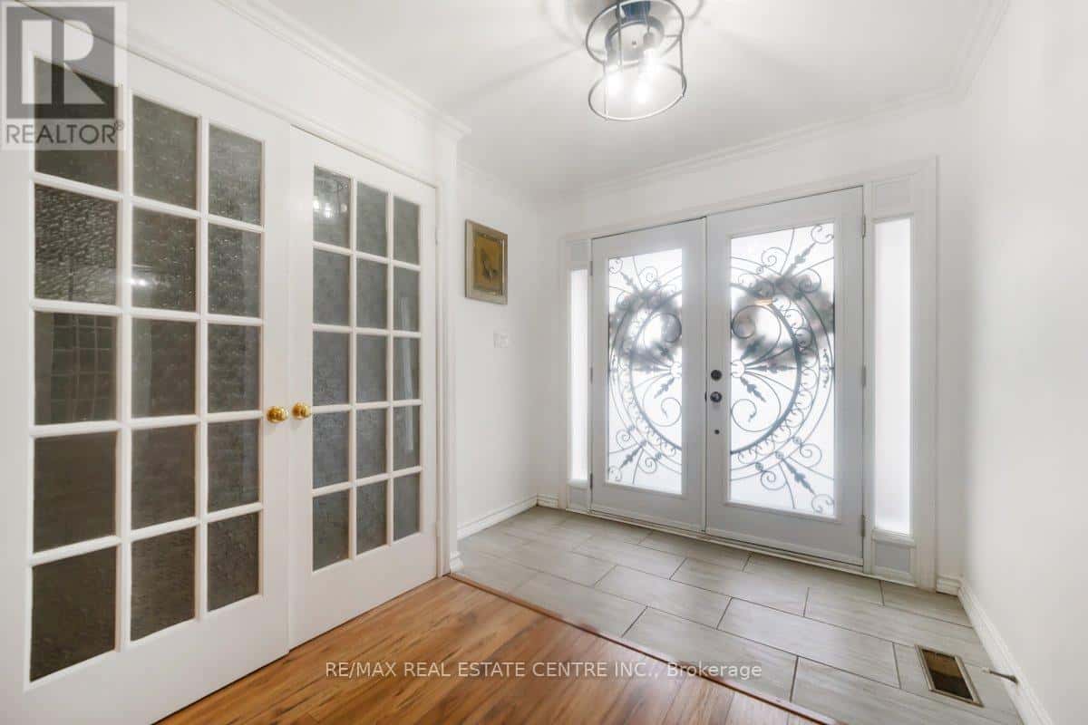 48 HOWELL STREET N — Brampton (Brampton South), Ontario - Photo 3 of 47