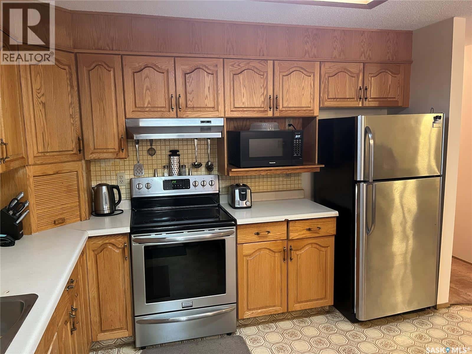 102 115 8th STREET NE — Weyburn, Saskatchewan - Photo 5 of 21