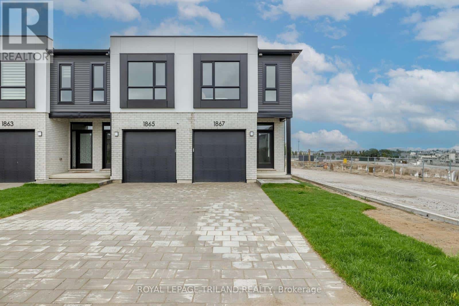 1867 DALMAGARRY ROAD — London North (North E), Ontario - Photo 3 of 42