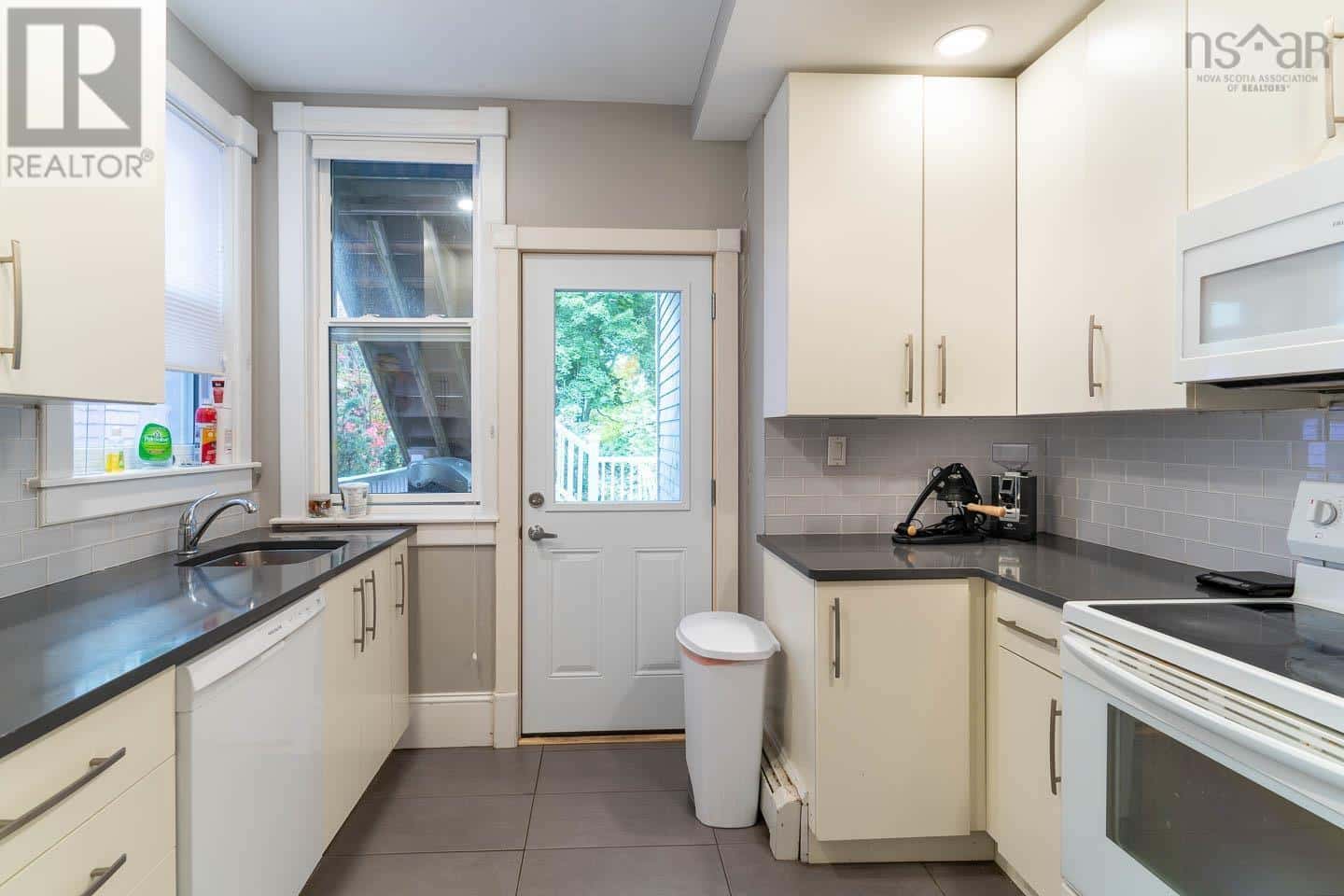 6040 South Street — Halifax Peninsula, Nova Scotia - Photo 4 of 12