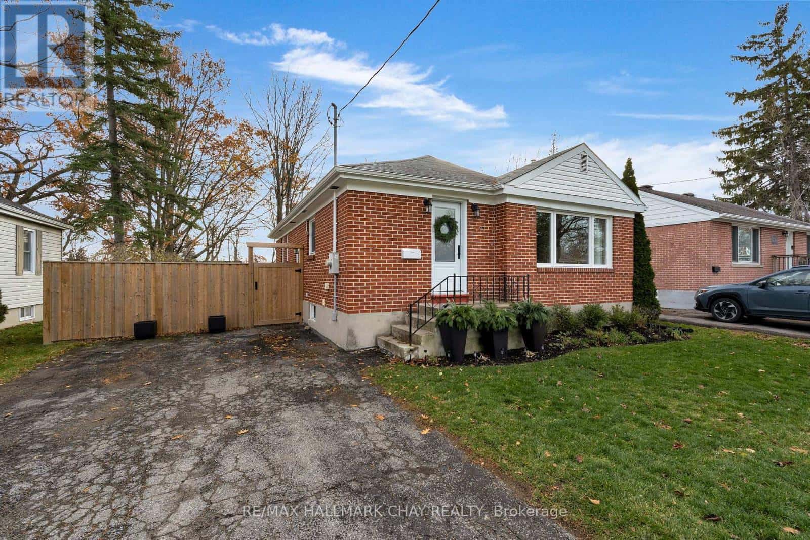 97 NAPIER STREET — Barrie (Codrington), Ontario - Photo 2 of 32