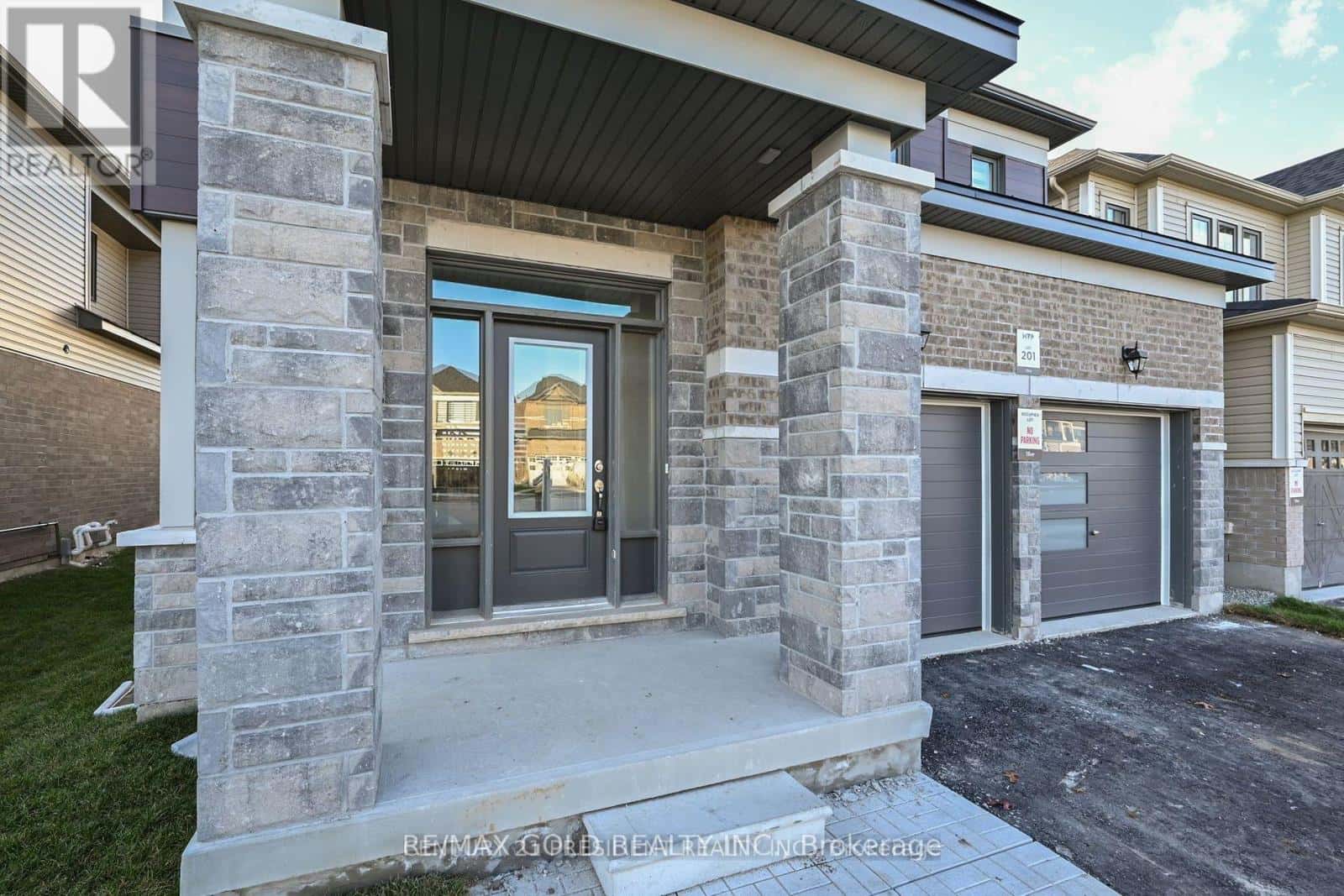 161 TERRY FOX DRIVE — Barrie, Ontario - Photo 2 of 34