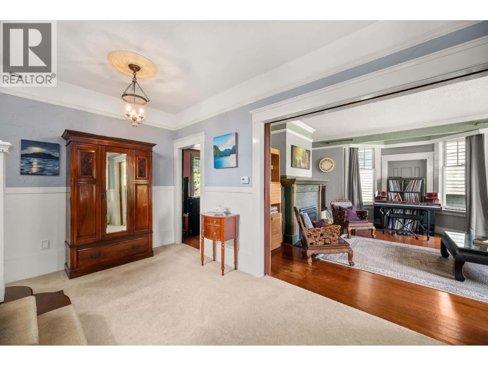 922 FIFTH STREET — New Westminster, British Columbia - Photo 4 of 38