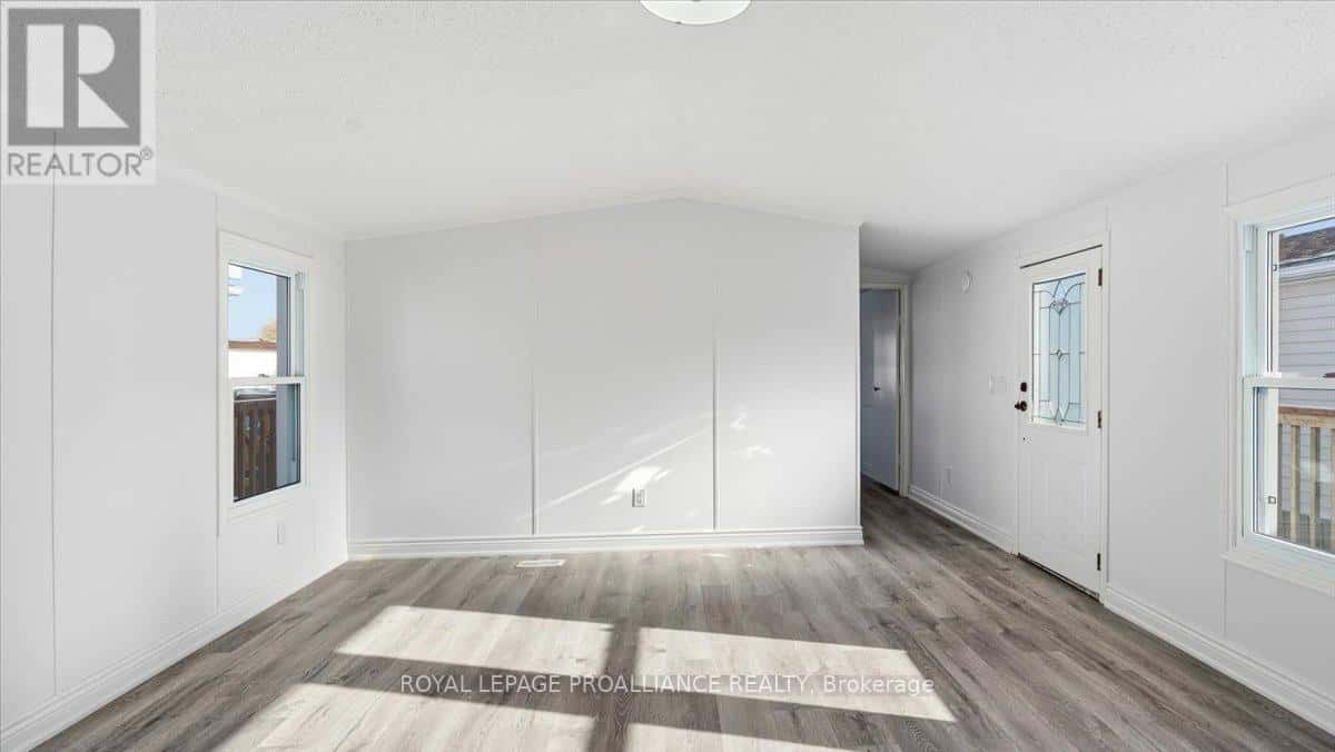 21 - 311 DUNDAS STREET E — Quinte West (Trenton Ward), Ontario - Photo 4 of 32