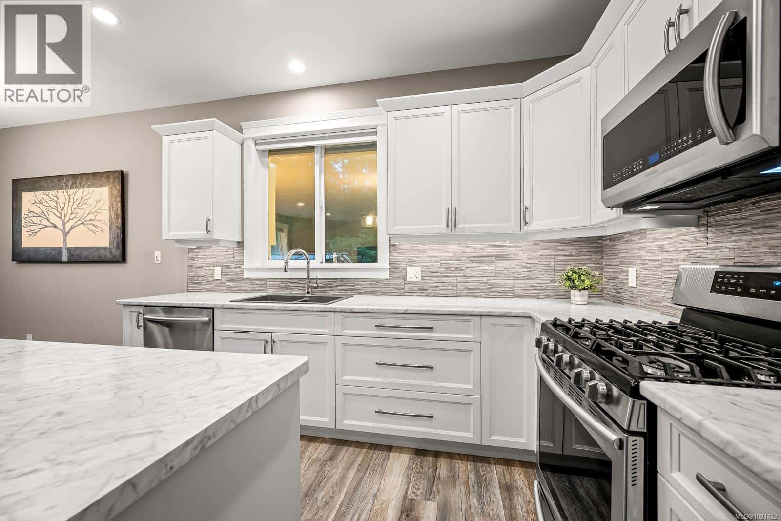 8965 McLarey Ave — Black Creek, British Columbia - Photo 4 of 28