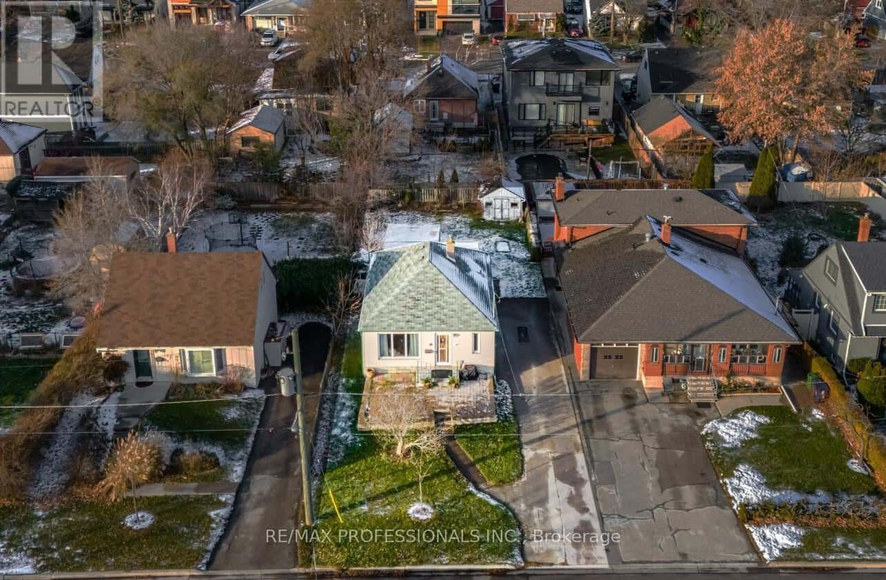 10 AVALON ROAD — Toronto (Alderwood), Ontario - Photo 3 of 45