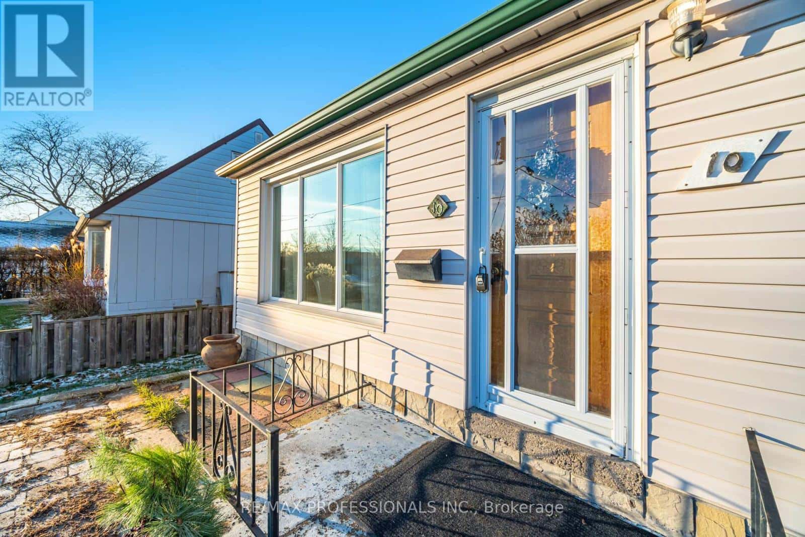 10 AVALON ROAD — Toronto (Alderwood), Ontario - Photo 5 of 45