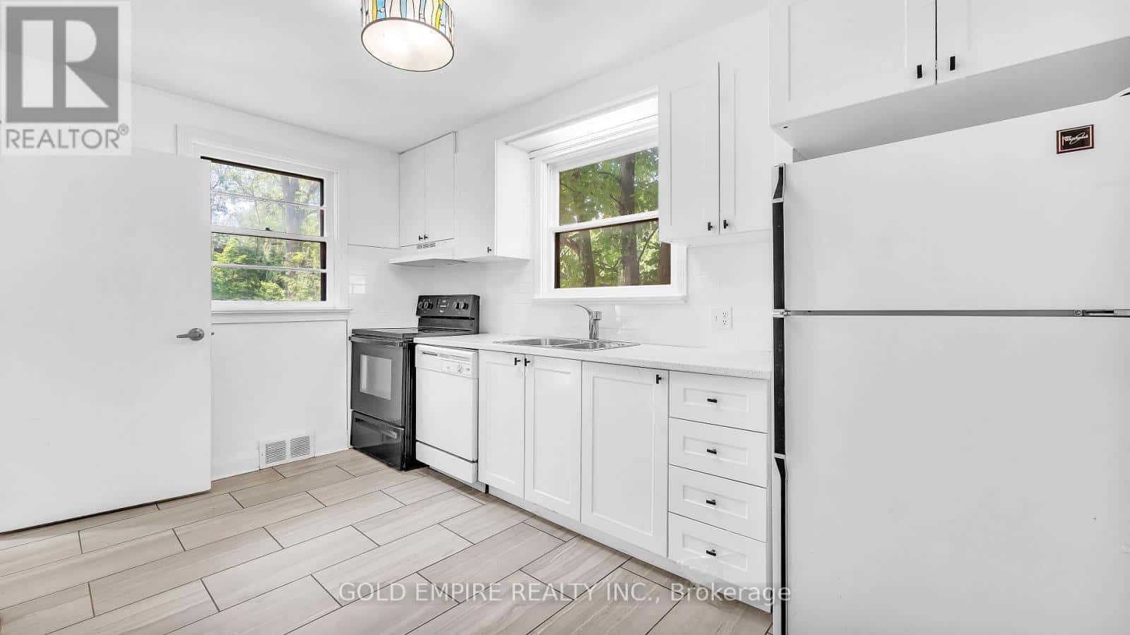 157 CHESTNUT STREET — St. Thomas, Ontario - Photo 5 of 26