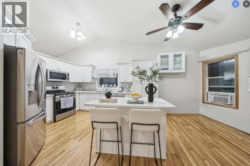 5905 61 Avenue — Ponoka, Alberta - Photo 5 of 34