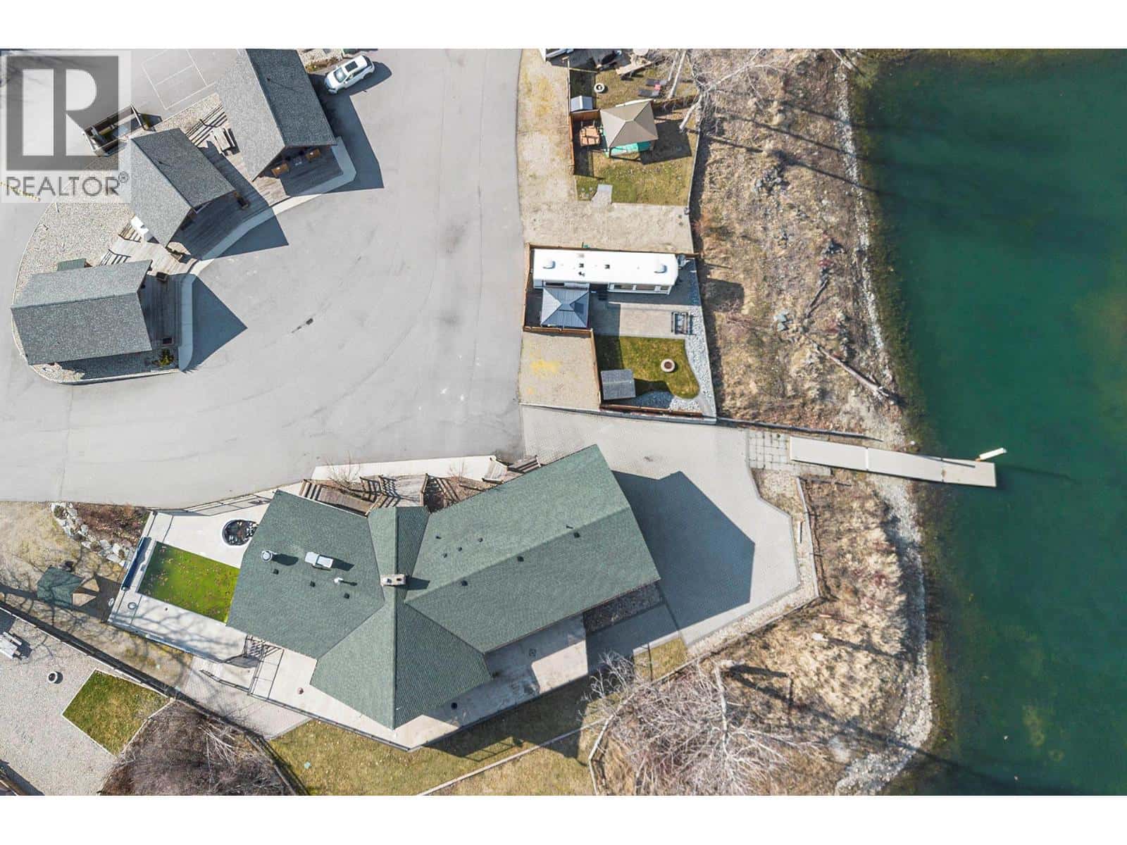 2 Clubhouse Lane — Lee Creek, British Columbia - Photo 2 of 38