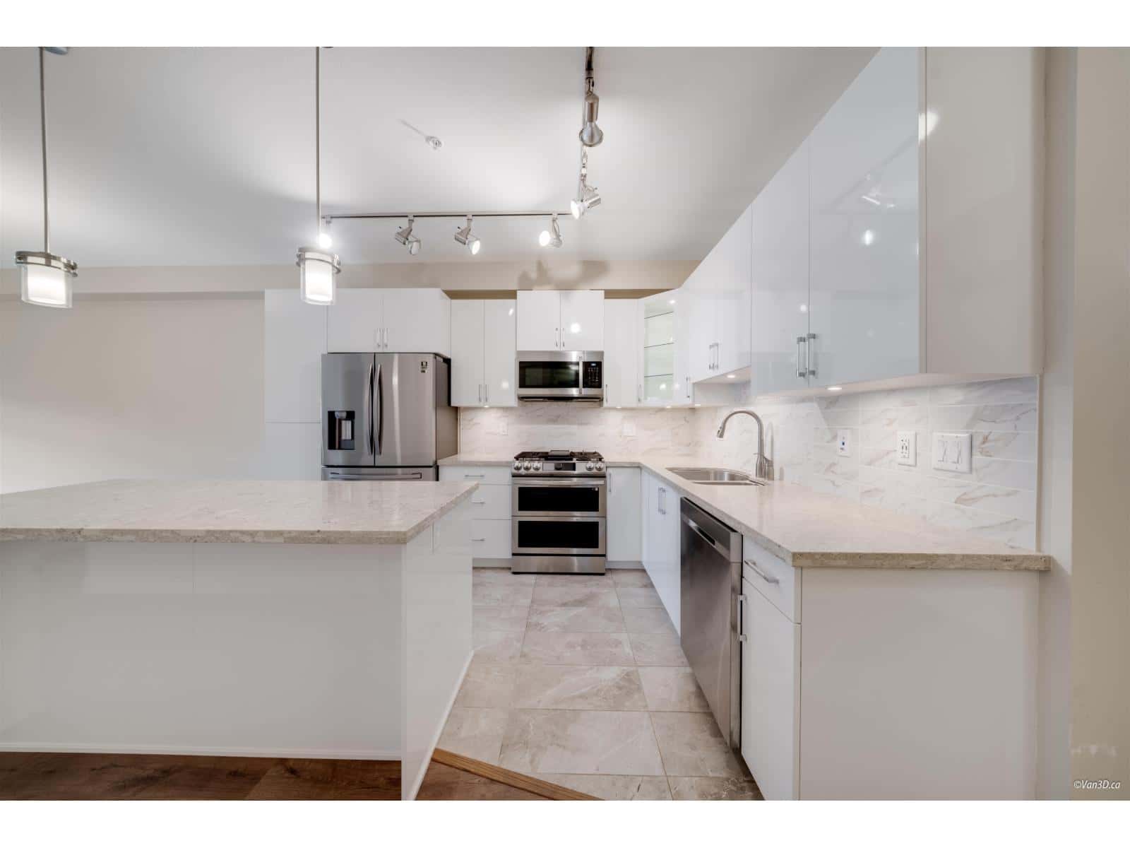 305 8561 203A STREET — Langdale, British Columbia - Photo 3 of 30