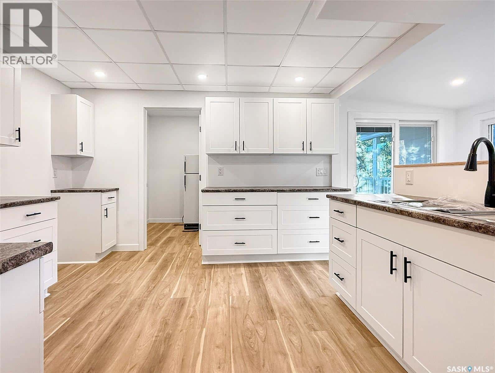 28 3rd AVENUE NE — Swift Current, Saskatchewan - Photo 3 of 43