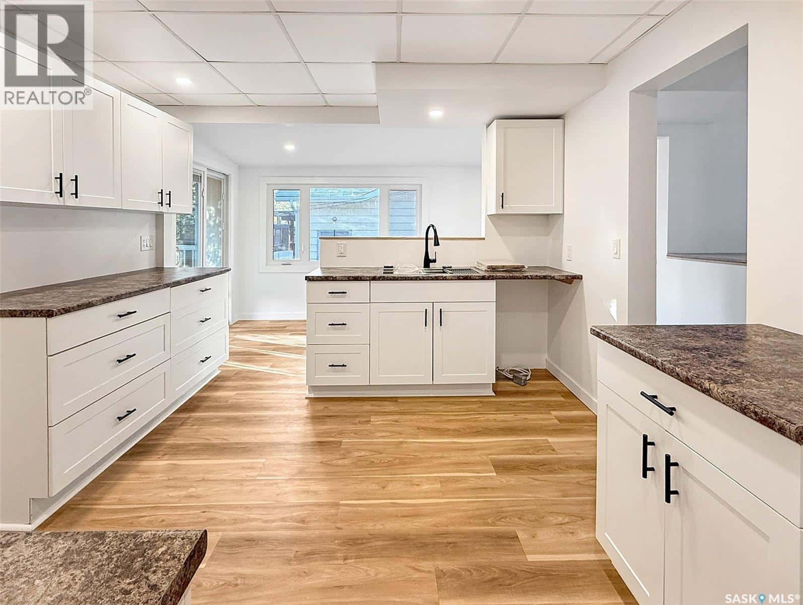 28 3rd AVENUE NE — Swift Current, Saskatchewan - Photo 4 of 43