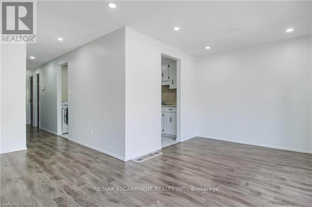 UPPER - 24 TARA CRESCENT - Photo 5 of 23, Thorold (Confederation Heights), Ontario