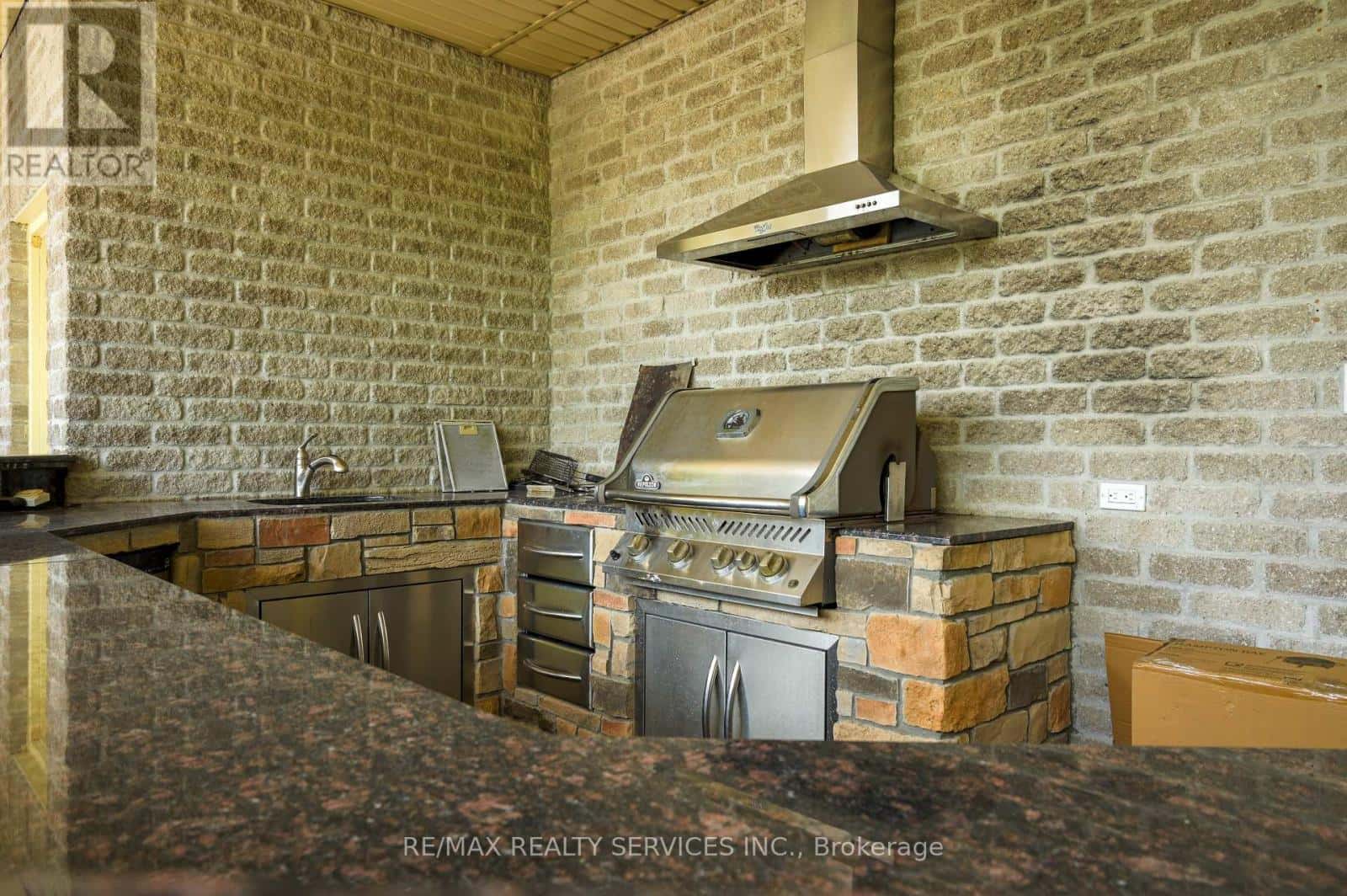 214 Maple Avenue South