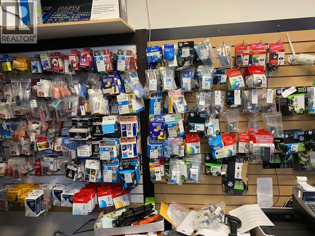 3051 LONSDALE AVENUE — North Vancouver, British Columbia - Photo 4 of 7