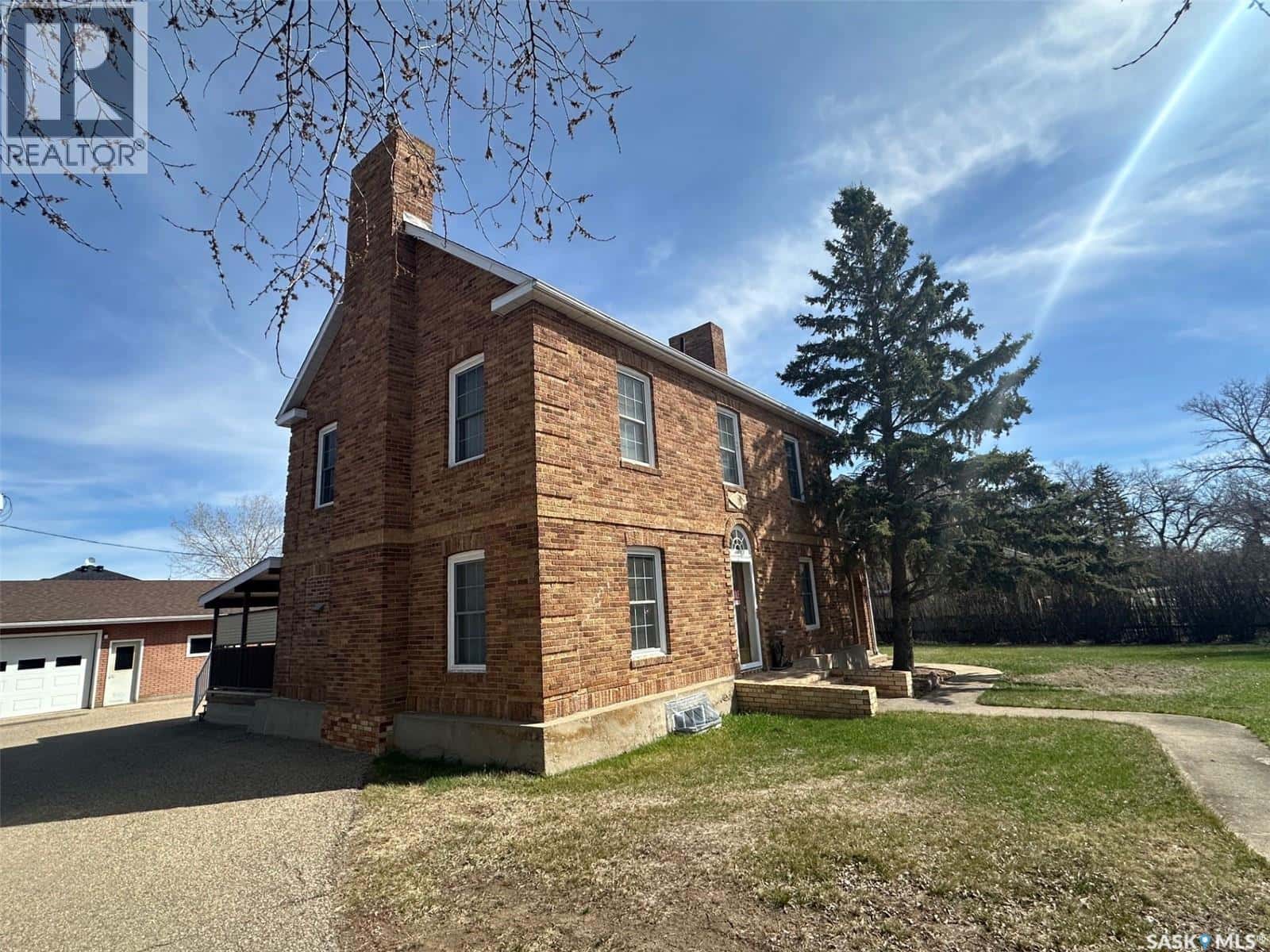 107 1st AVENUE W — Gravelbourg, Saskatchewan - Photo 4 of 34