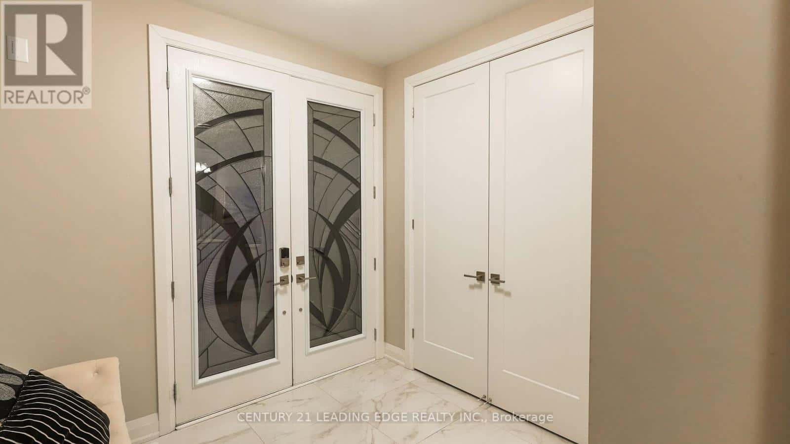 34 HUGGINS DRIVE — Whitby, Ontario - Photo 4 of 45