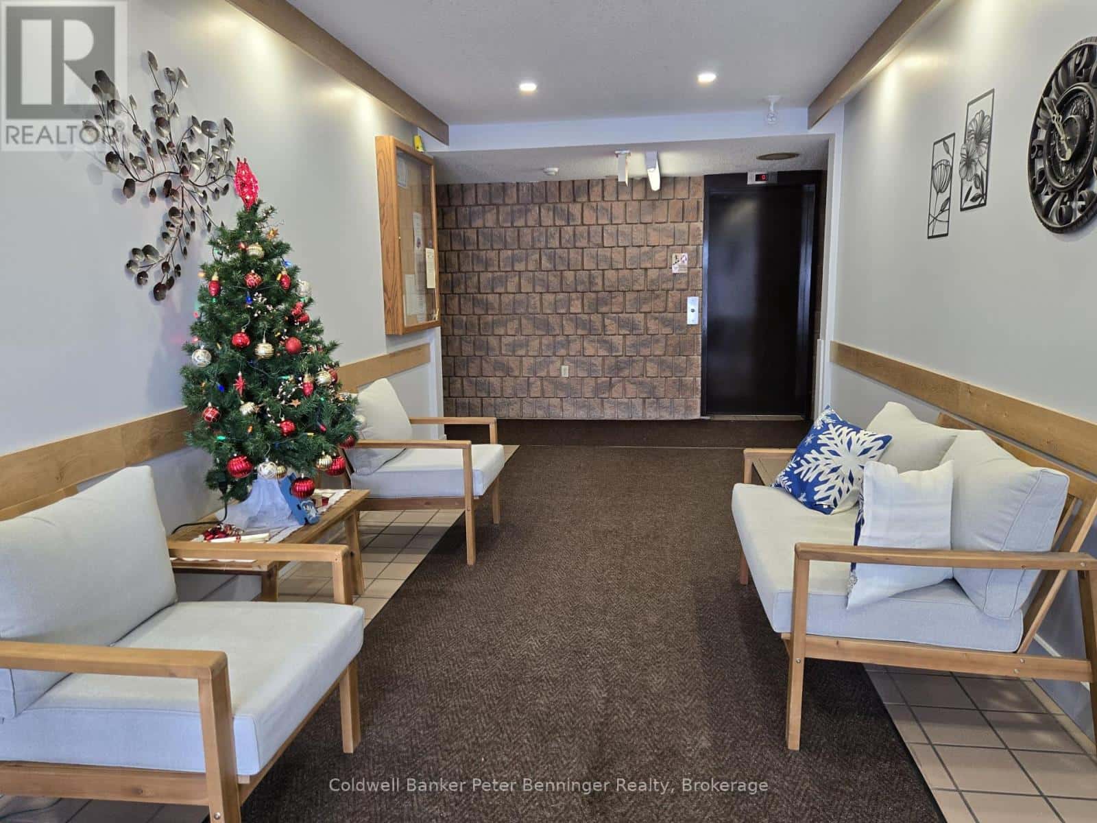 305 - 5 VALLEYSIDE DRIVE — Brockton, Ontario - Photo 2 of 21