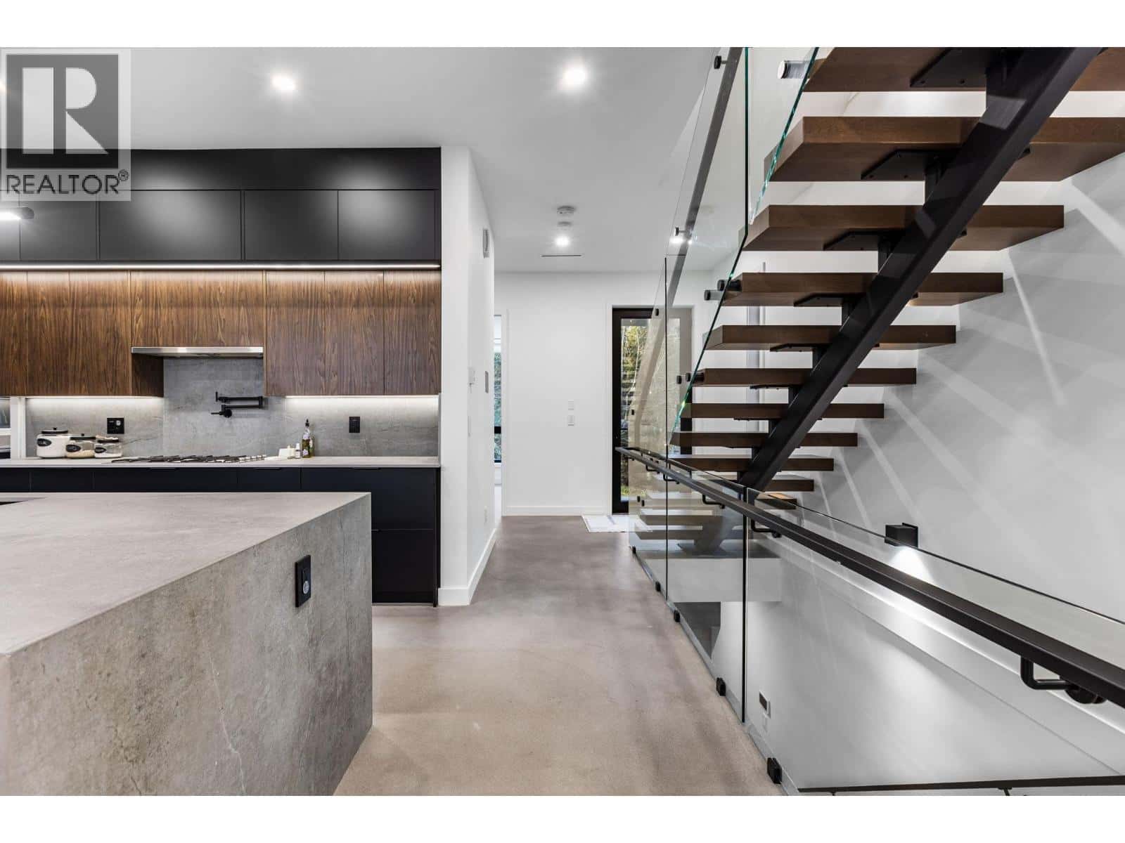 990 SEAFORTH WAY — Port Moody, British Columbia - Photo 3 of 40