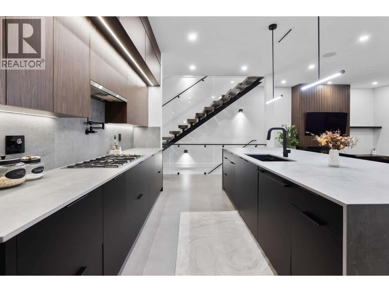 990 SEAFORTH WAY — Port Moody, British Columbia - Photo 4 of 40