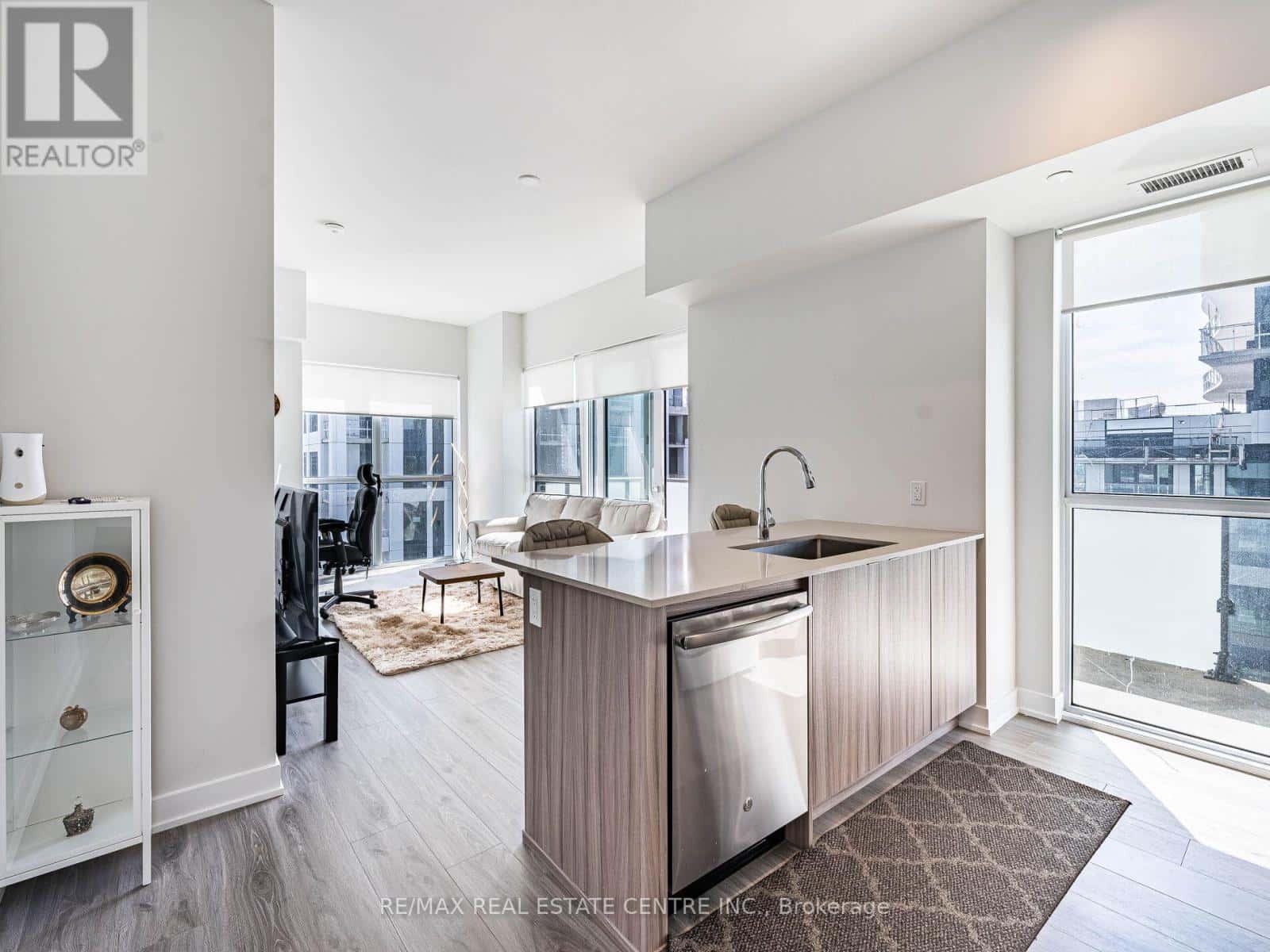 4130 PARKSIDE VILLAGE DRIVE W — Mississauga (City Centre), Ontario - Photo 4 of 50