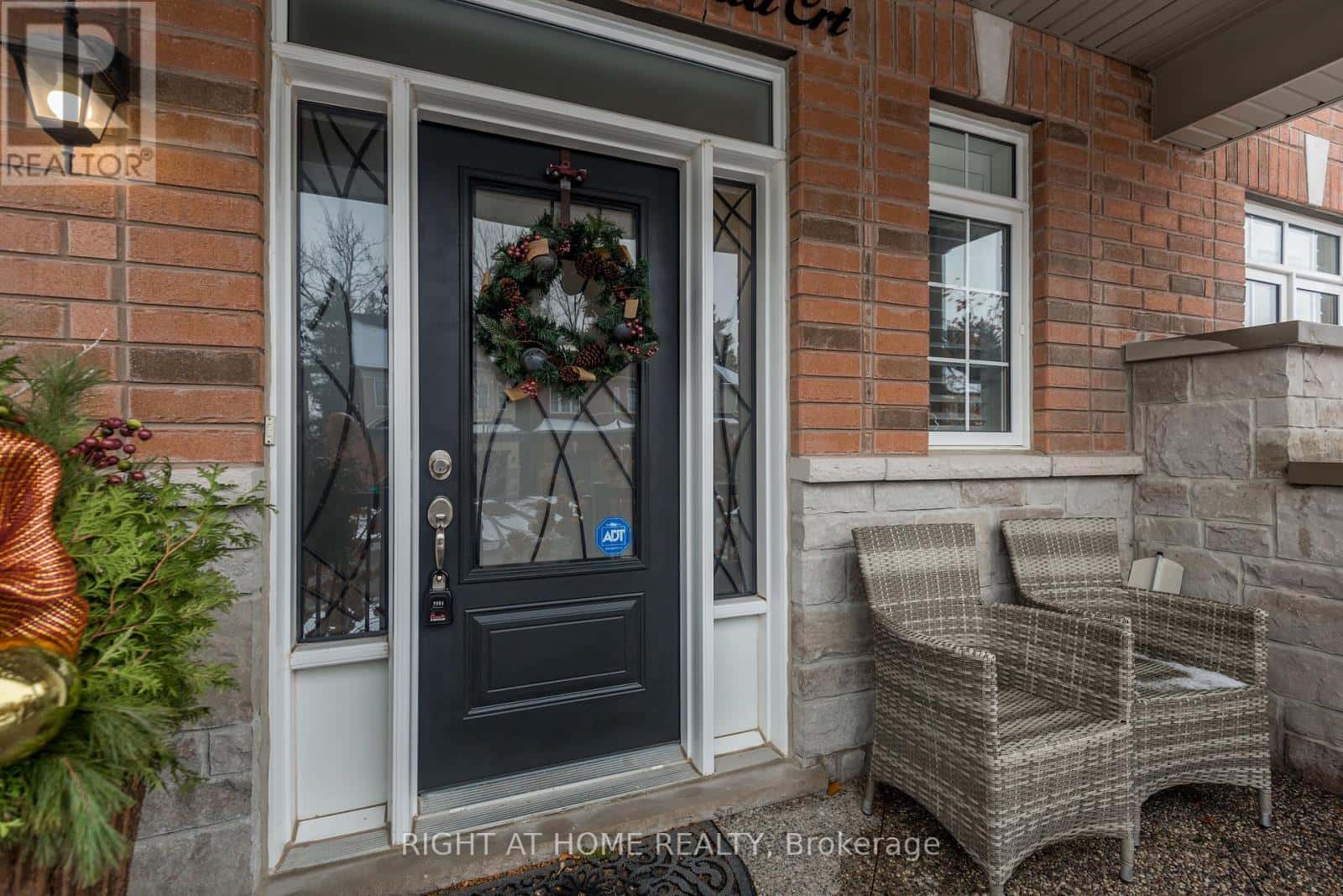 102 UPPER CANADA COURT — Halton Hills (Georgetown), Ontario - Photo 4 of 50