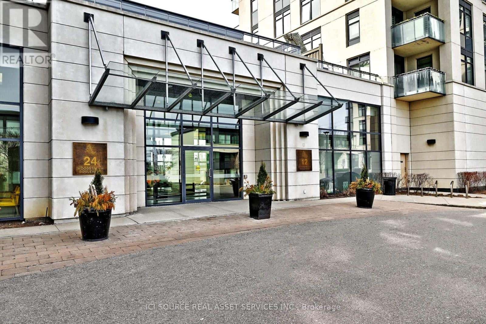 919 - 12 WOODSTREAM BOULEVARD — Vaughan (Vaughan Grove), Ontario - Photo 3 of 41