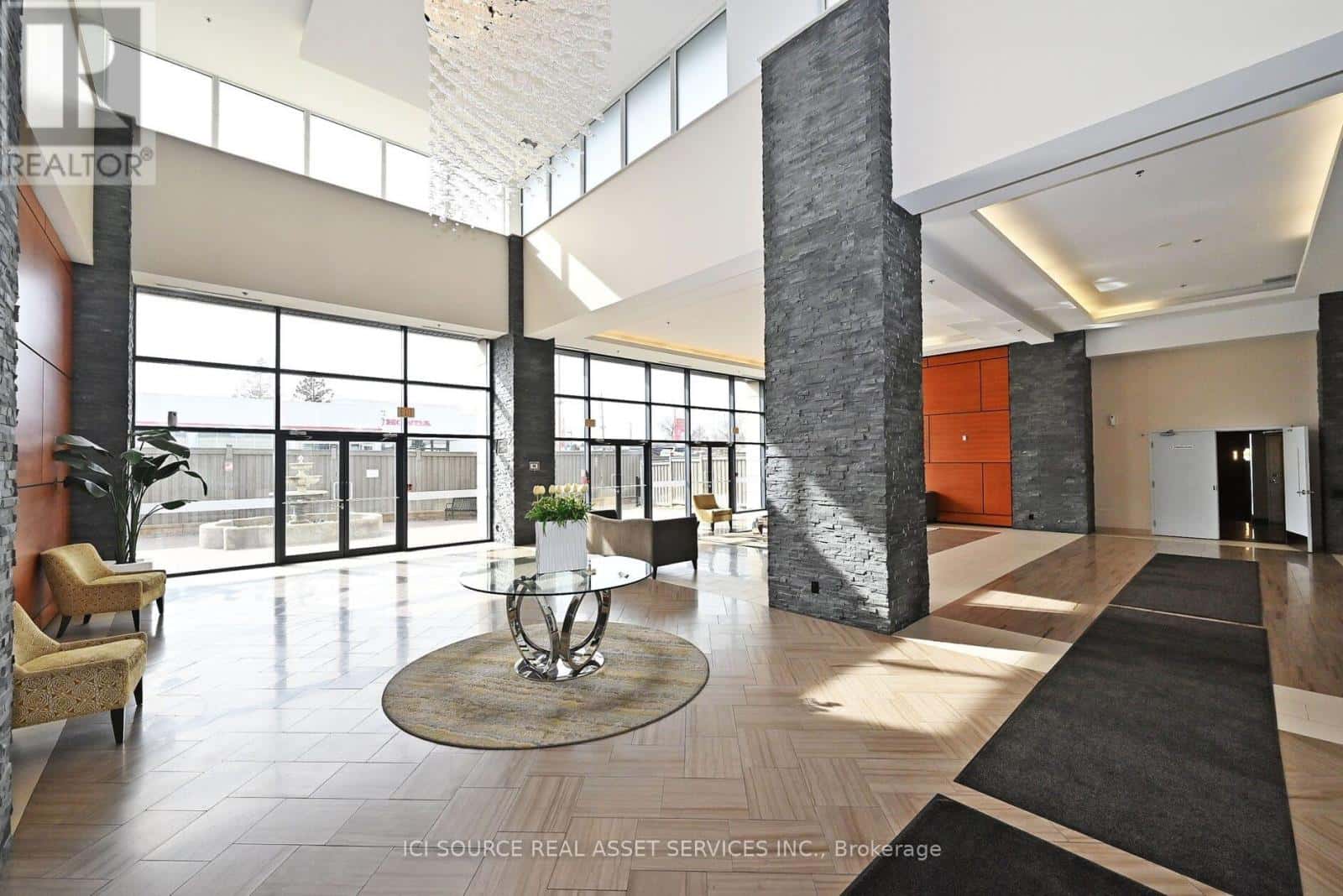 919 - 12 WOODSTREAM BOULEVARD — Vaughan (Vaughan Grove), Ontario - Photo 4 of 41