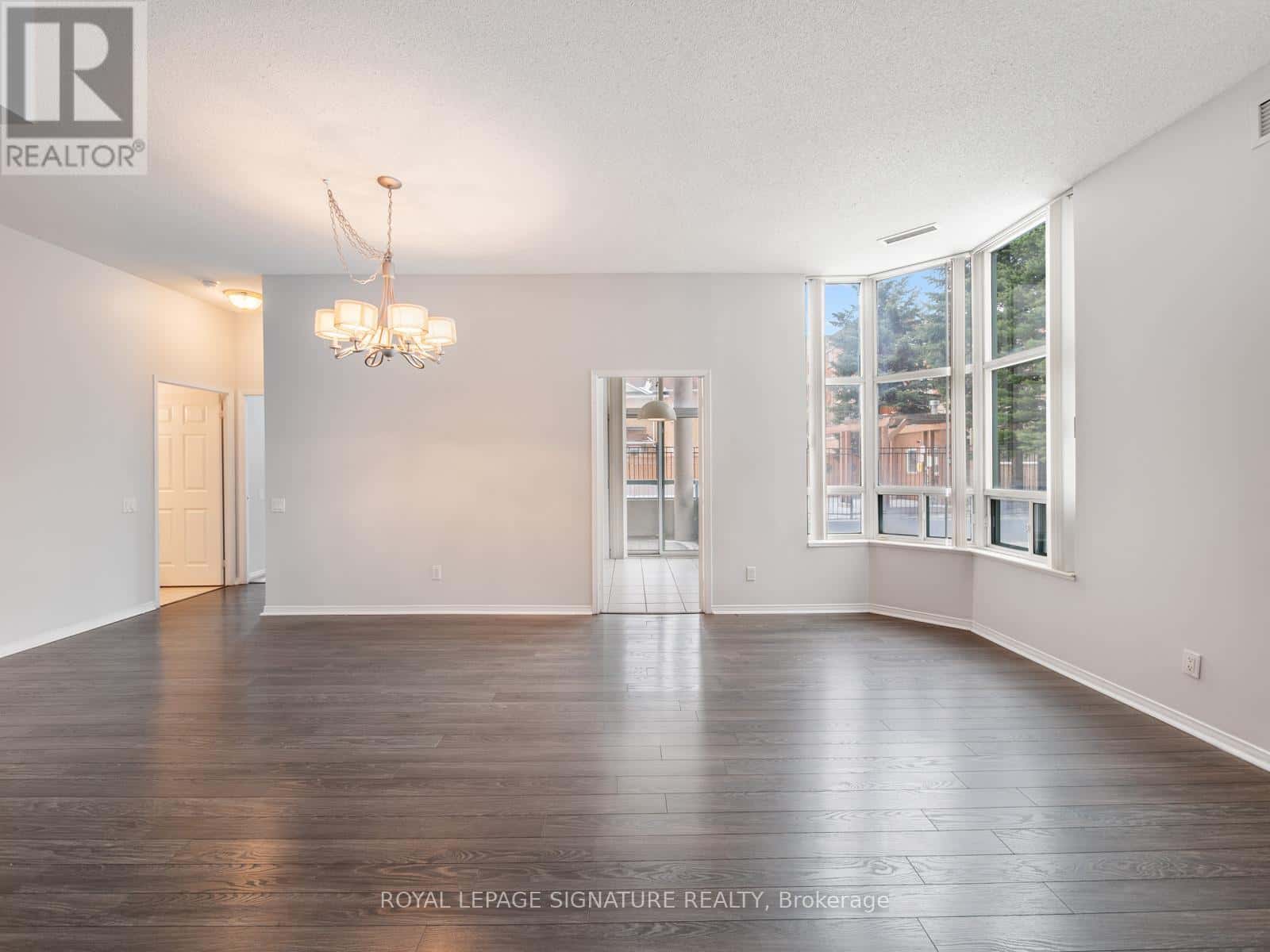 102 - 5 EMERALD LANE — Vaughan (Crestwood-Springfarm-Yorkhill), Ontario - Photo 2 of 33