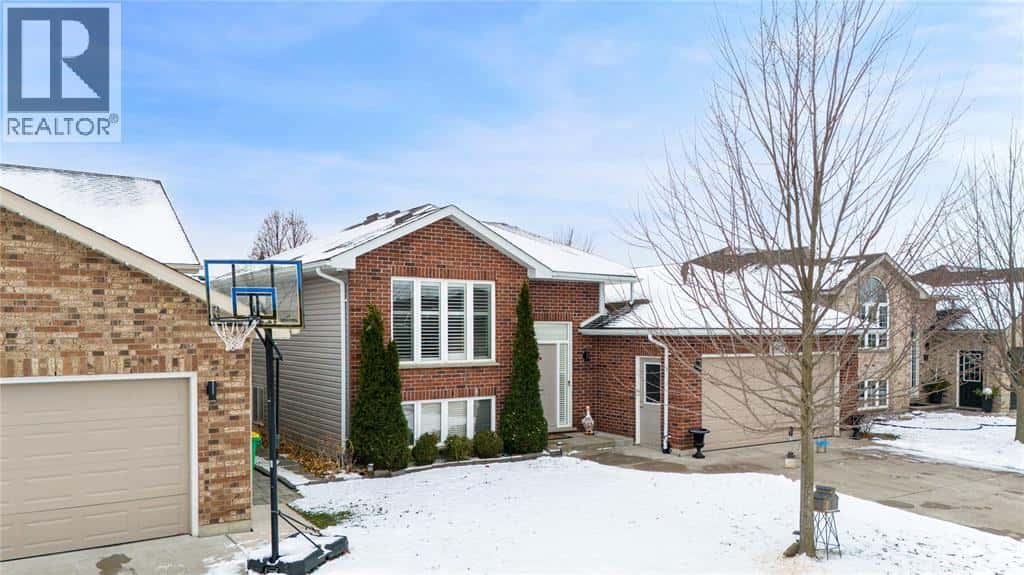 4015 ROSEMOUNT DRIVE — Petrolia, Ontario - Photo 2 of 38